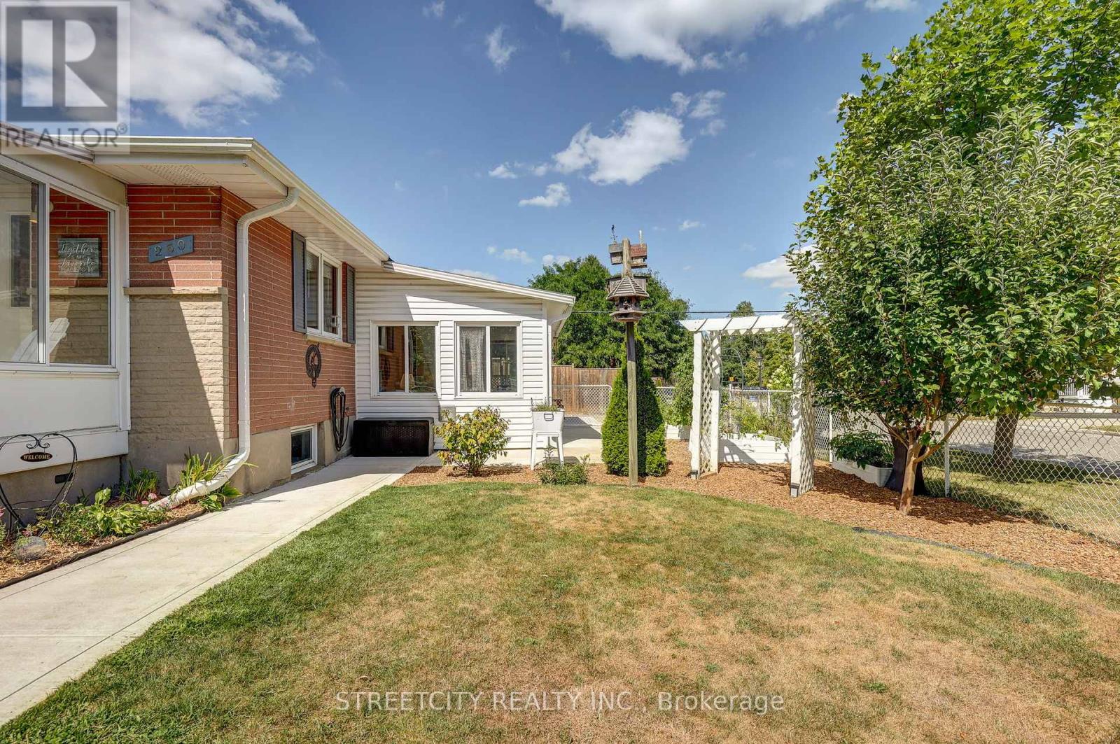 260 Tweedsmuir Avenue, London East, Ontario  N5W 1L3 - Photo 40 - X12388899