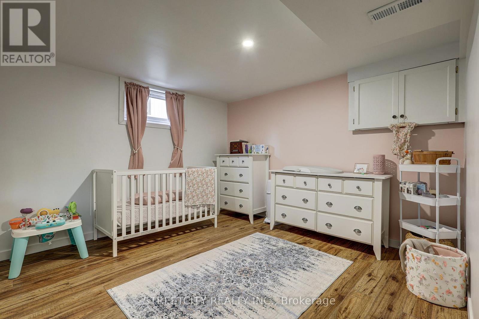 260 Tweedsmuir Avenue, London East, Ontario  N5W 1L3 - Photo 34 - X12388899