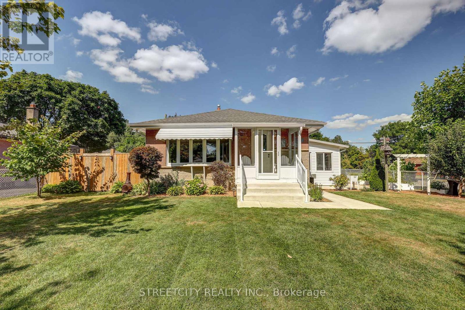 260 Tweedsmuir Avenue, London East, Ontario  N5W 1L3 - Photo 39 - X12388899