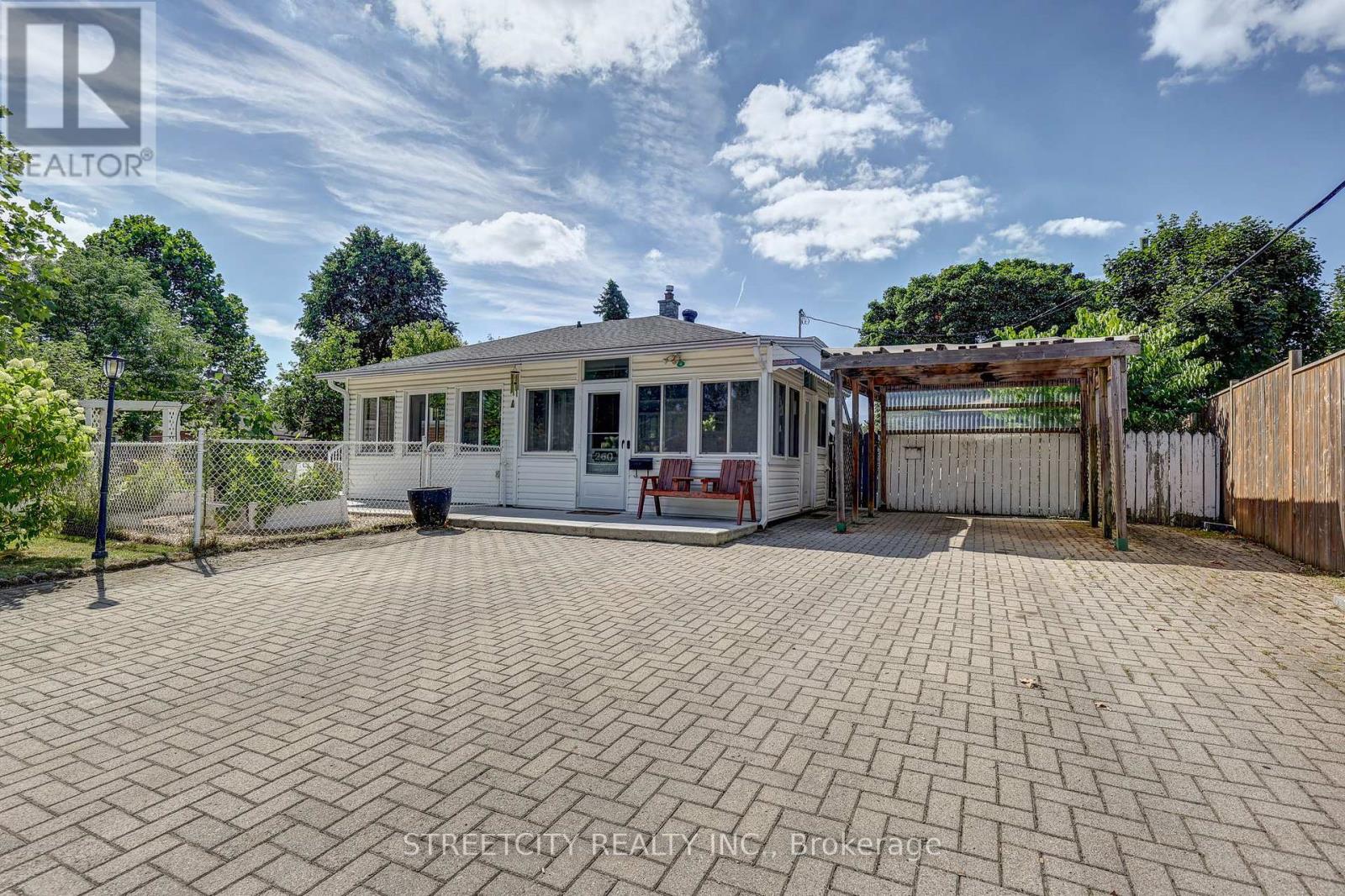 260 Tweedsmuir Avenue, London East, Ontario  N5W 1L3 - Photo 47 - X12388899