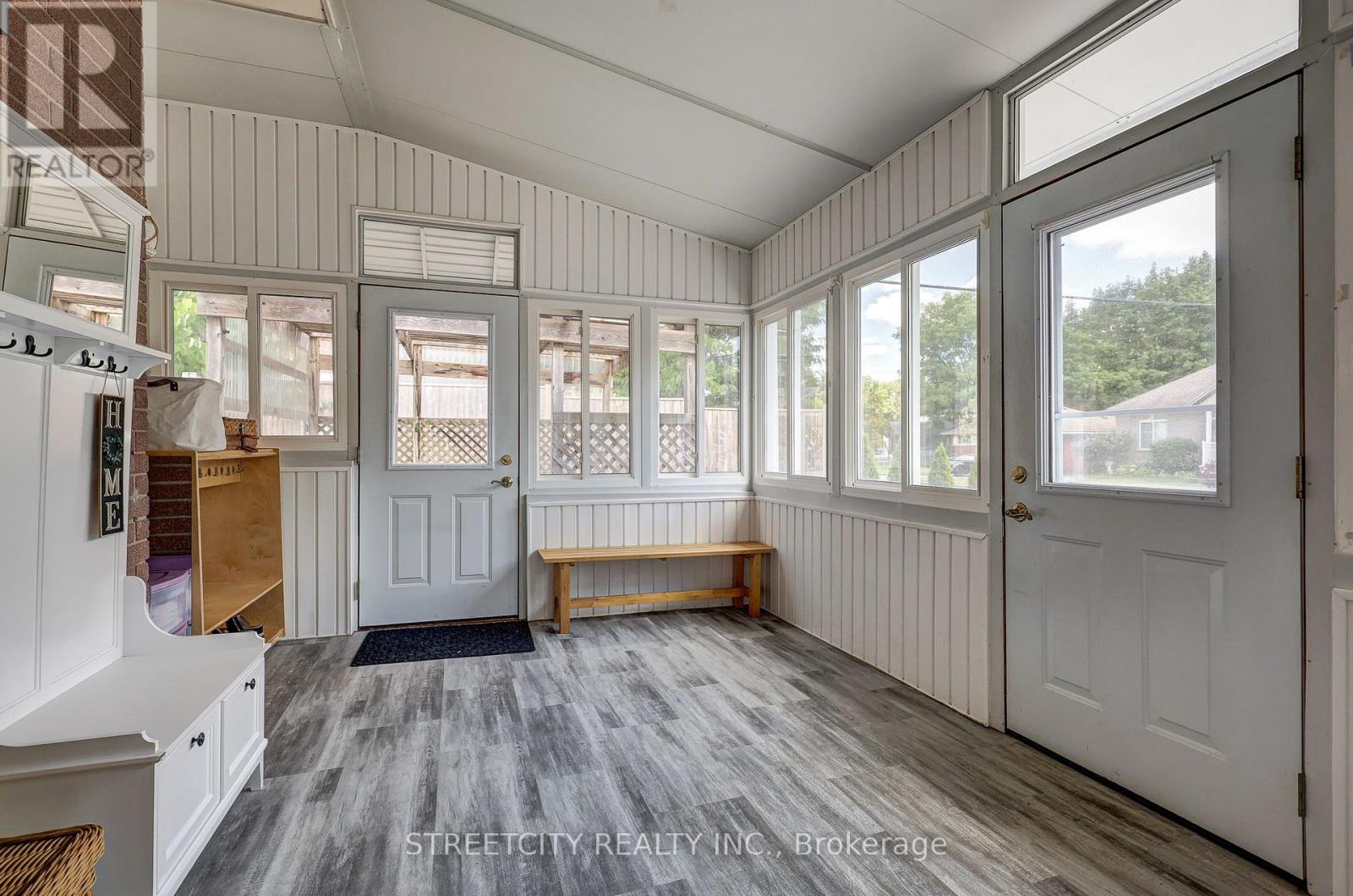 260 Tweedsmuir Avenue, London East, Ontario  N5W 1L3 - Photo 6 - X12388899