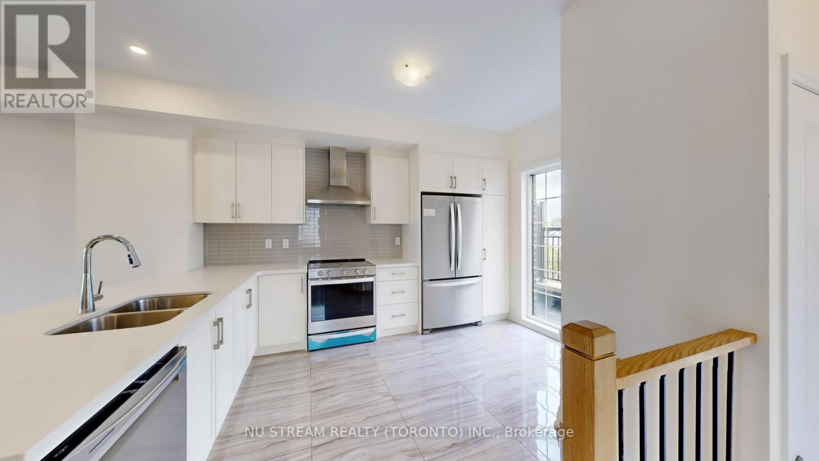 68 Clippers Crescent, Whitchurch-Stouffville, Ontario  L4A 4X7 - Photo 14 - N12393192