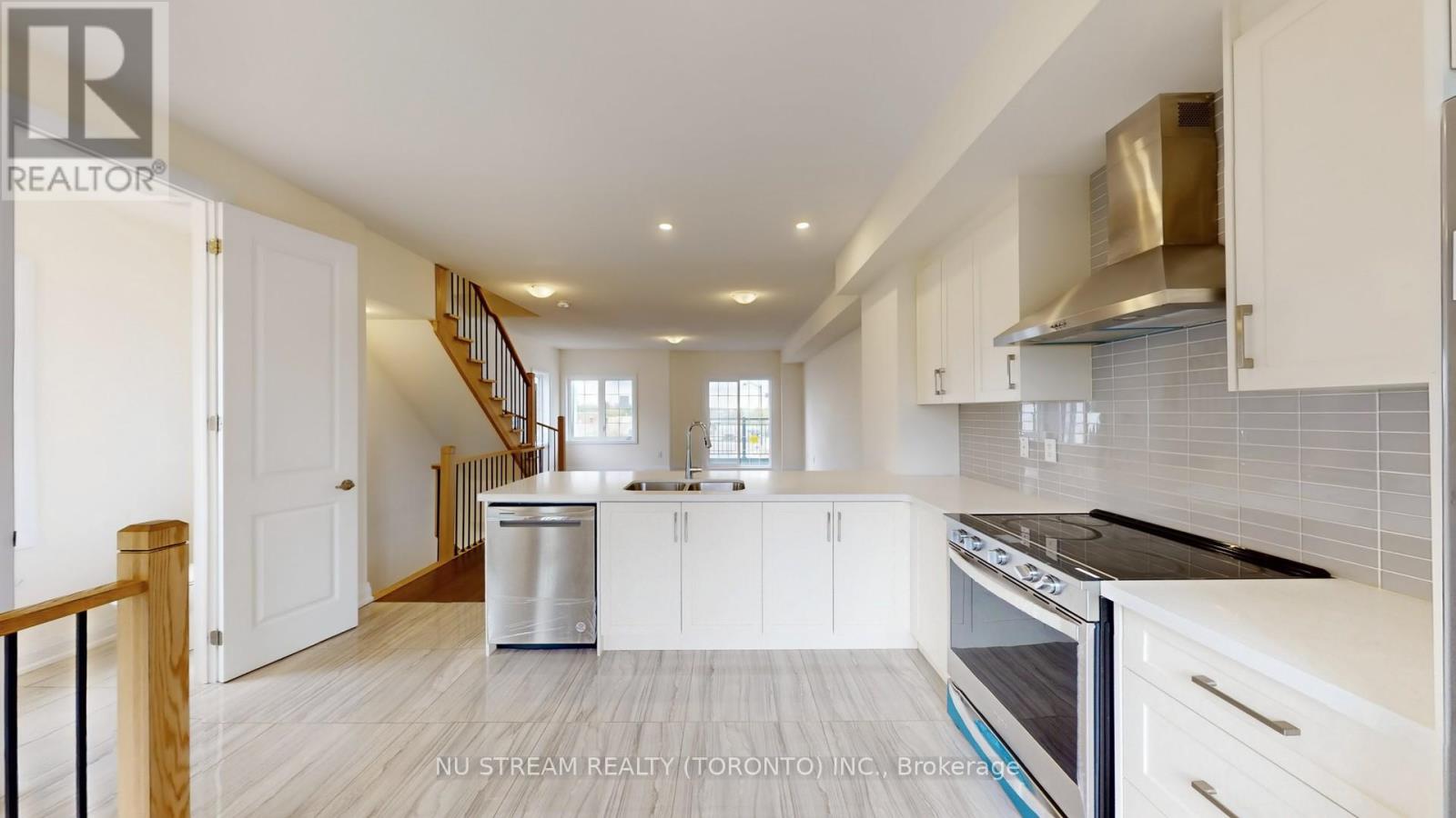 68 Clippers Crescent, Whitchurch-Stouffville, Ontario  L4A 4X7 - Photo 15 - N12393192