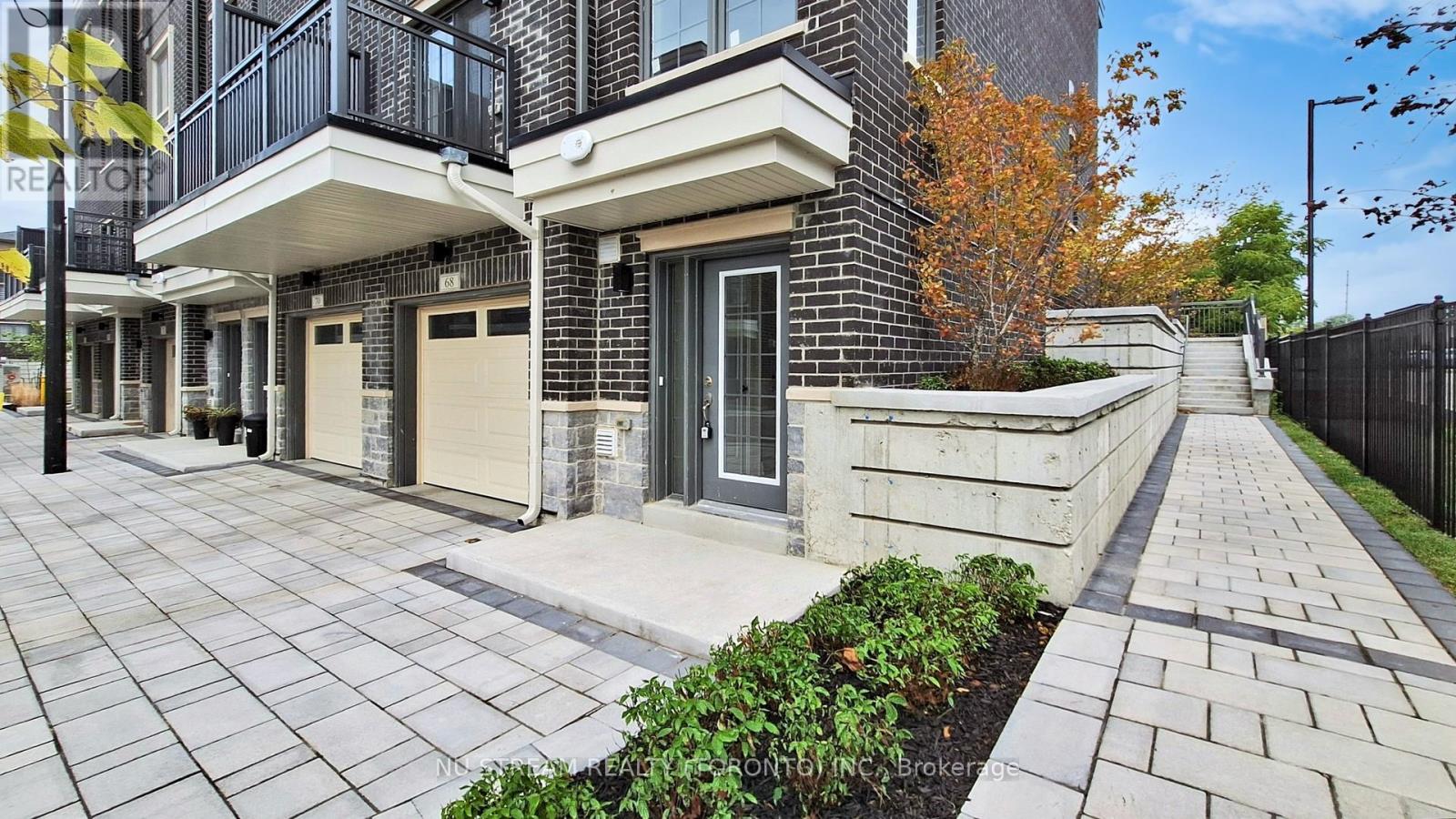 68 Clippers Crescent, Whitchurch-Stouffville, Ontario  L4A 4X7 - Photo 5 - N12393192