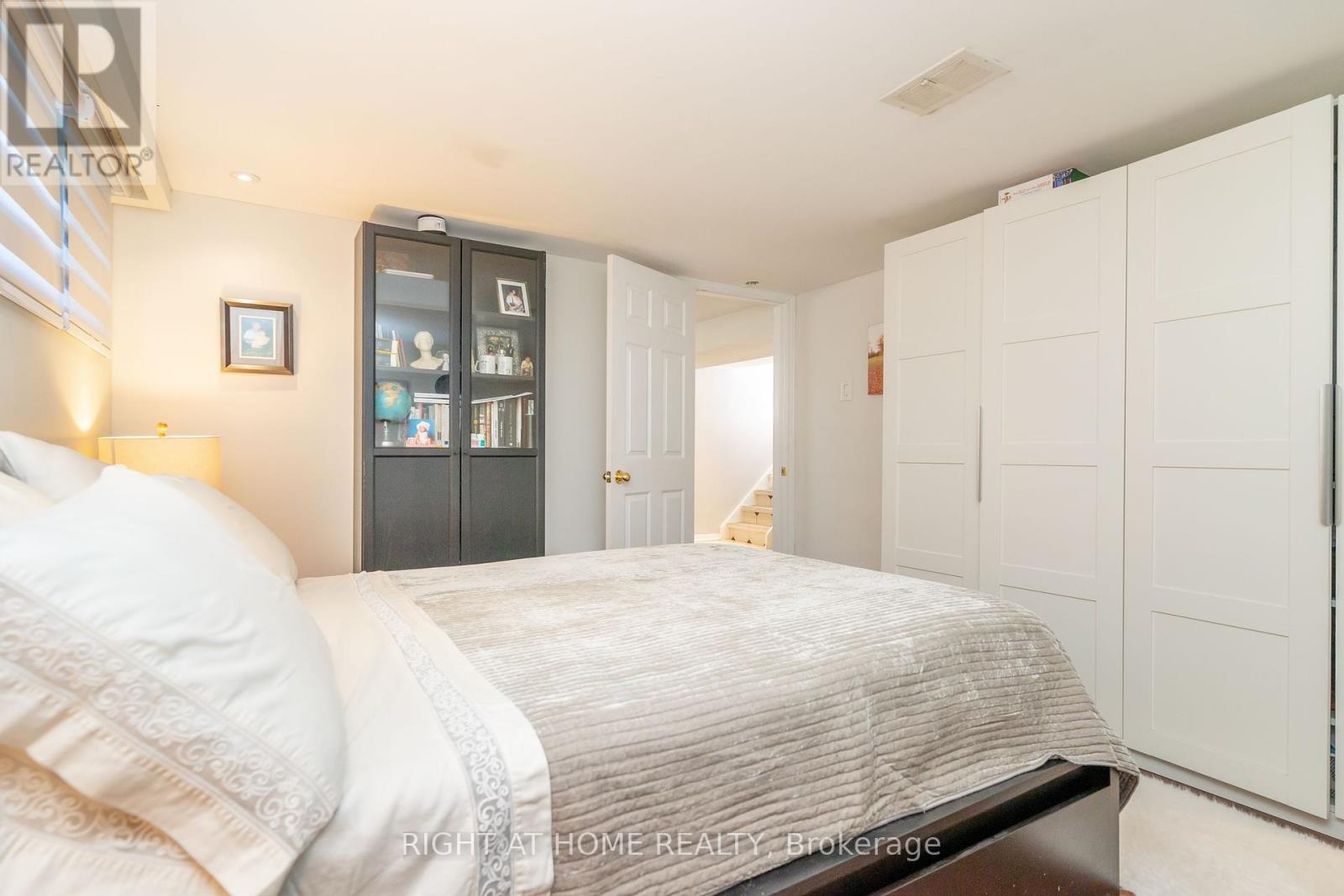 63 Allonsius Drive, Toronto (Eringate-Centennial-West Deane), Ontario  M9C 3N6 - Photo 18 - W12393186