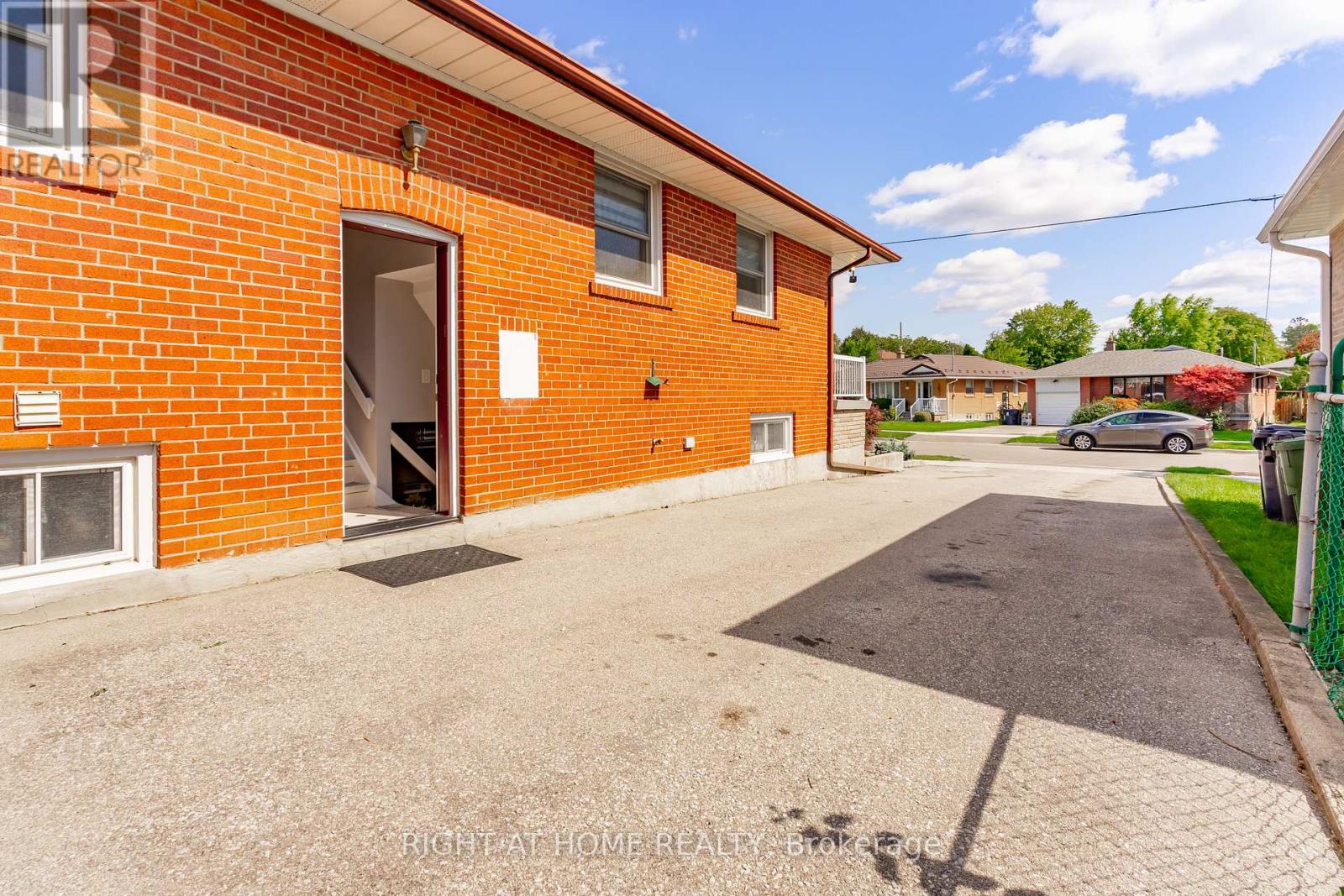 63 Allonsius Drive, Toronto (Eringate-Centennial-West Deane), Ontario  M9C 3N6 - Photo 3 - W12393186