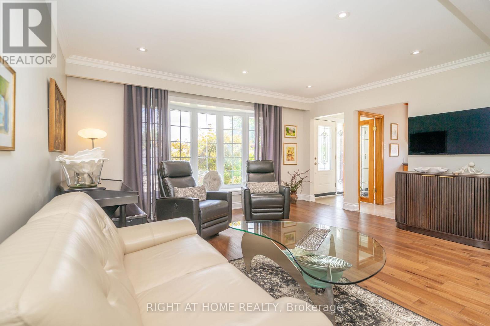 63 Allonsius Drive, Toronto (Eringate-Centennial-West Deane), Ontario  M9C 3N6 - Photo 4 - W12393186
