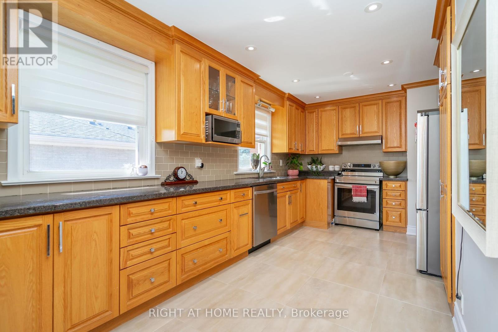 63 Allonsius Drive, Toronto (Eringate-Centennial-West Deane), Ontario  M9C 3N6 - Photo 7 - W12393186