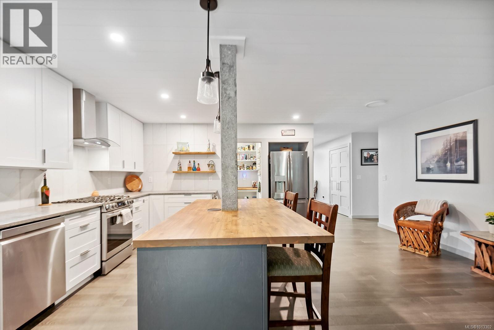 Property at 1220 Margaret Pl image 3