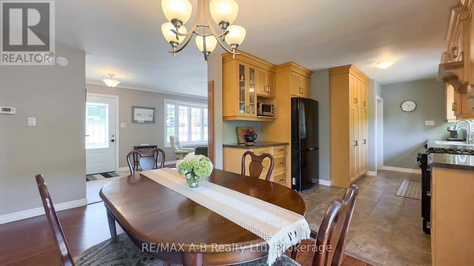 43 Widder Street W, St. Marys, Ontario  N4X 1A5 - Photo 9 - X12393273