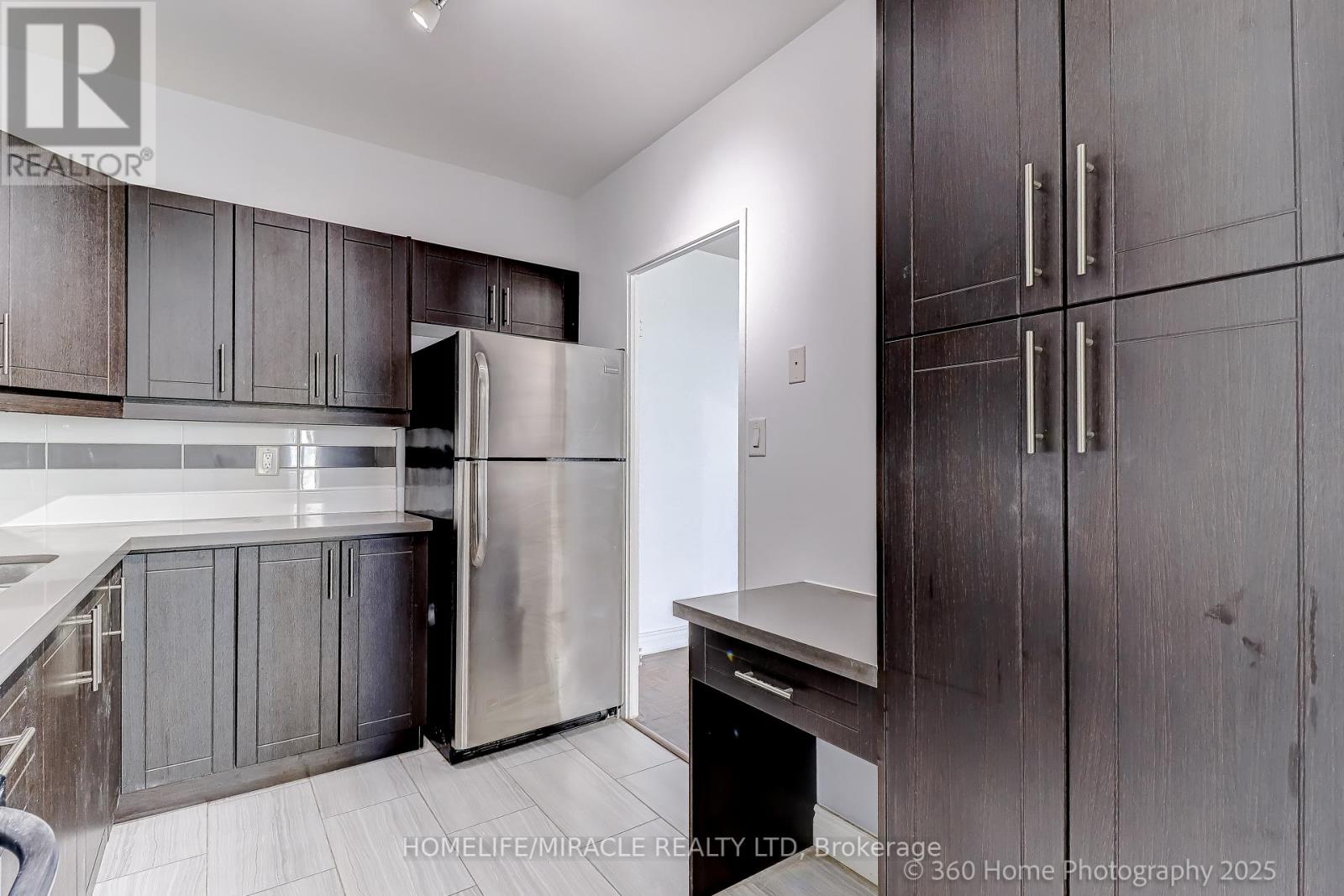 1819 - 5 Massey Square, Toronto, Ontario  M4C 5L6 - Photo 8 - E12393230