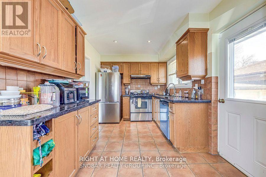 Main - 24 Ludgate Drive, Toronto, Ontario  M9W 2Y3 - Photo 4 - W12393232