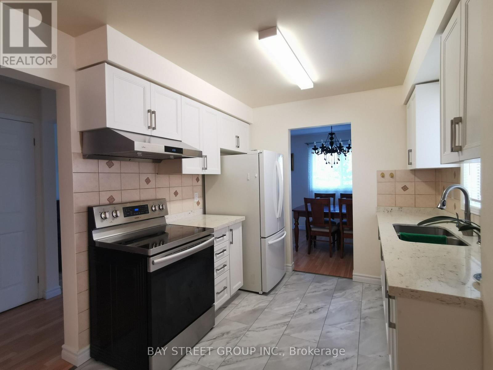 77 Toba Crescent, Brampton, Ontario  L6Z 4R8 - Photo 7 - W12393239