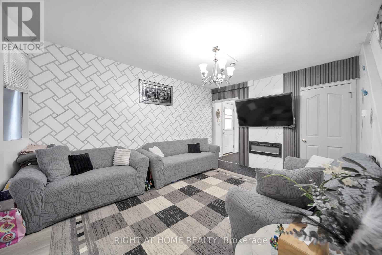 272 Westcourt Place, Waterloo, Ontario  N2L 2R7 - Photo 12 - X12393251