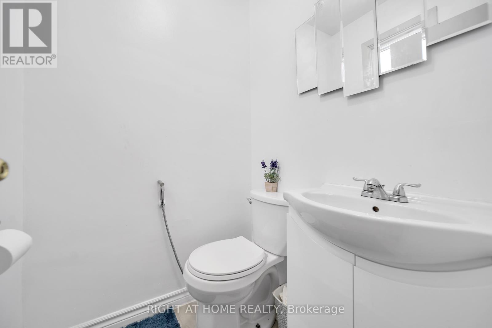 272 Westcourt Place, Waterloo, Ontario  N2L 2R7 - Photo 8 - X12393251