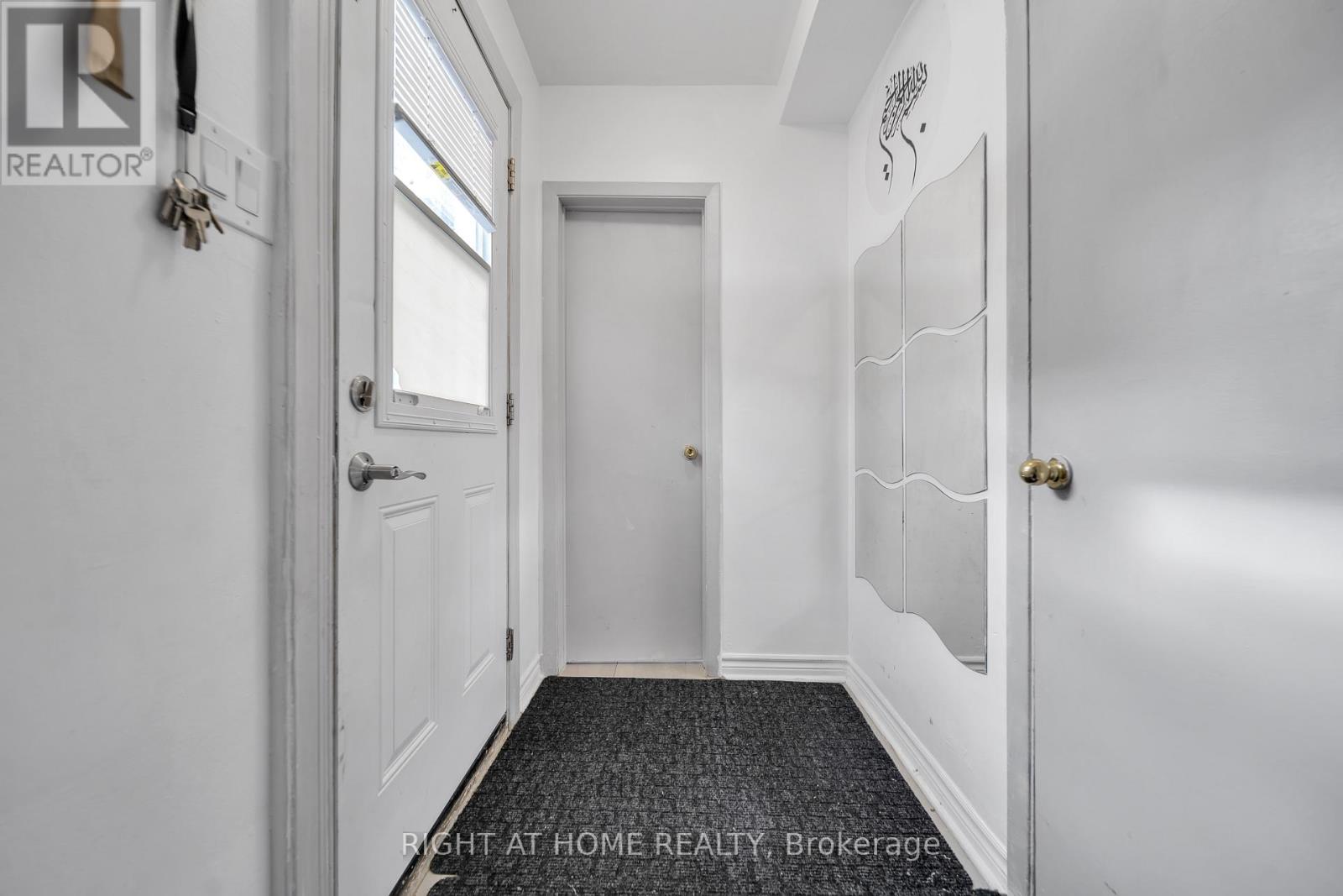 272 Westcourt Place, Waterloo, Ontario  N2L 2R7 - Photo 9 - X12393251
