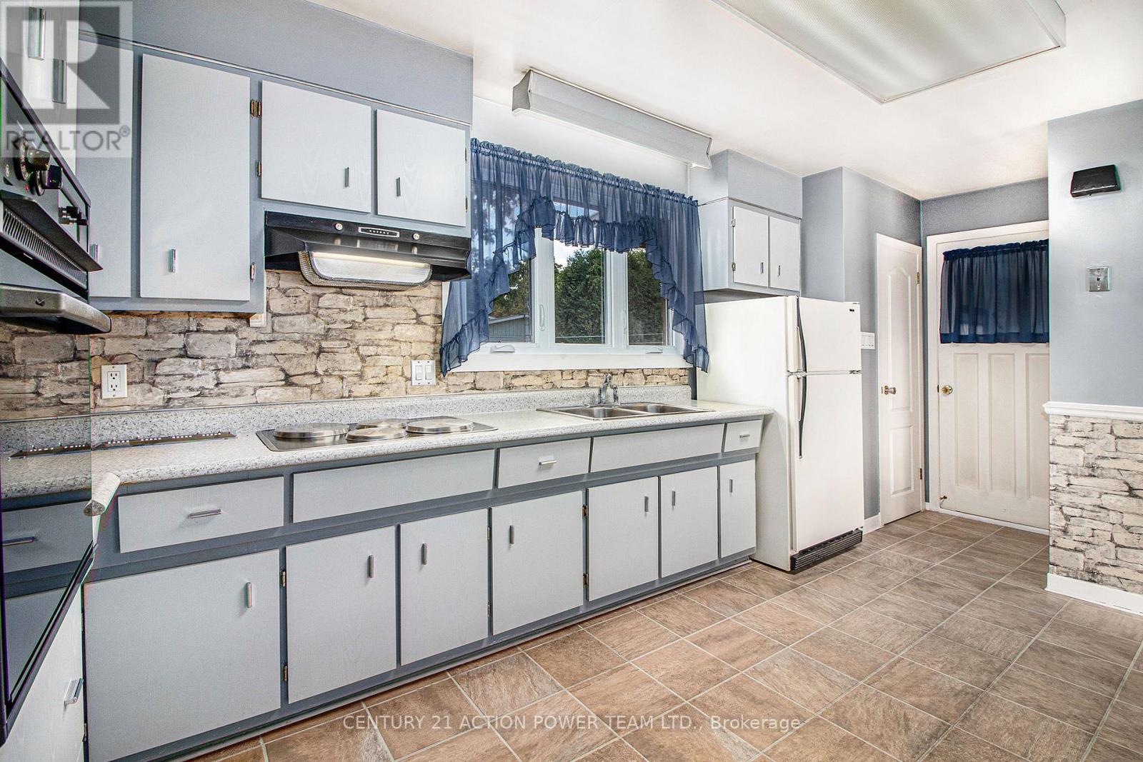 2 Champagne Street, North Stormont, Ontario  K0A 1R0 - Photo 10 - X12393331