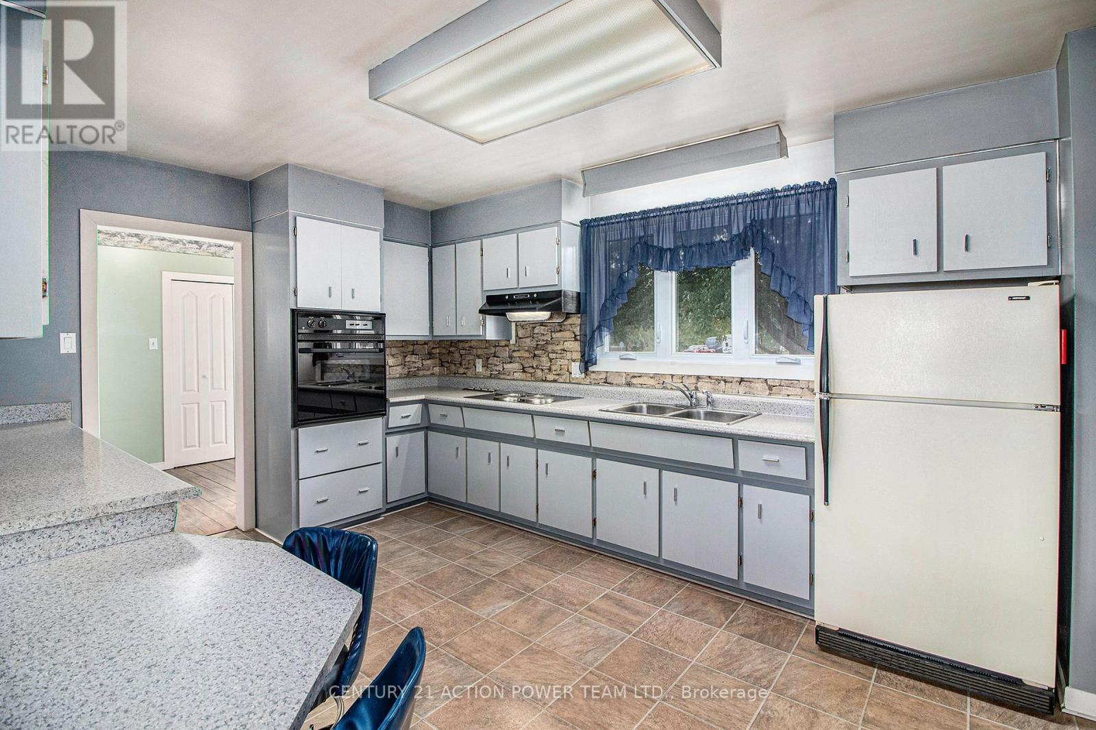 2 Champagne Street, North Stormont, Ontario  K0A 1R0 - Photo 12 - X12393331