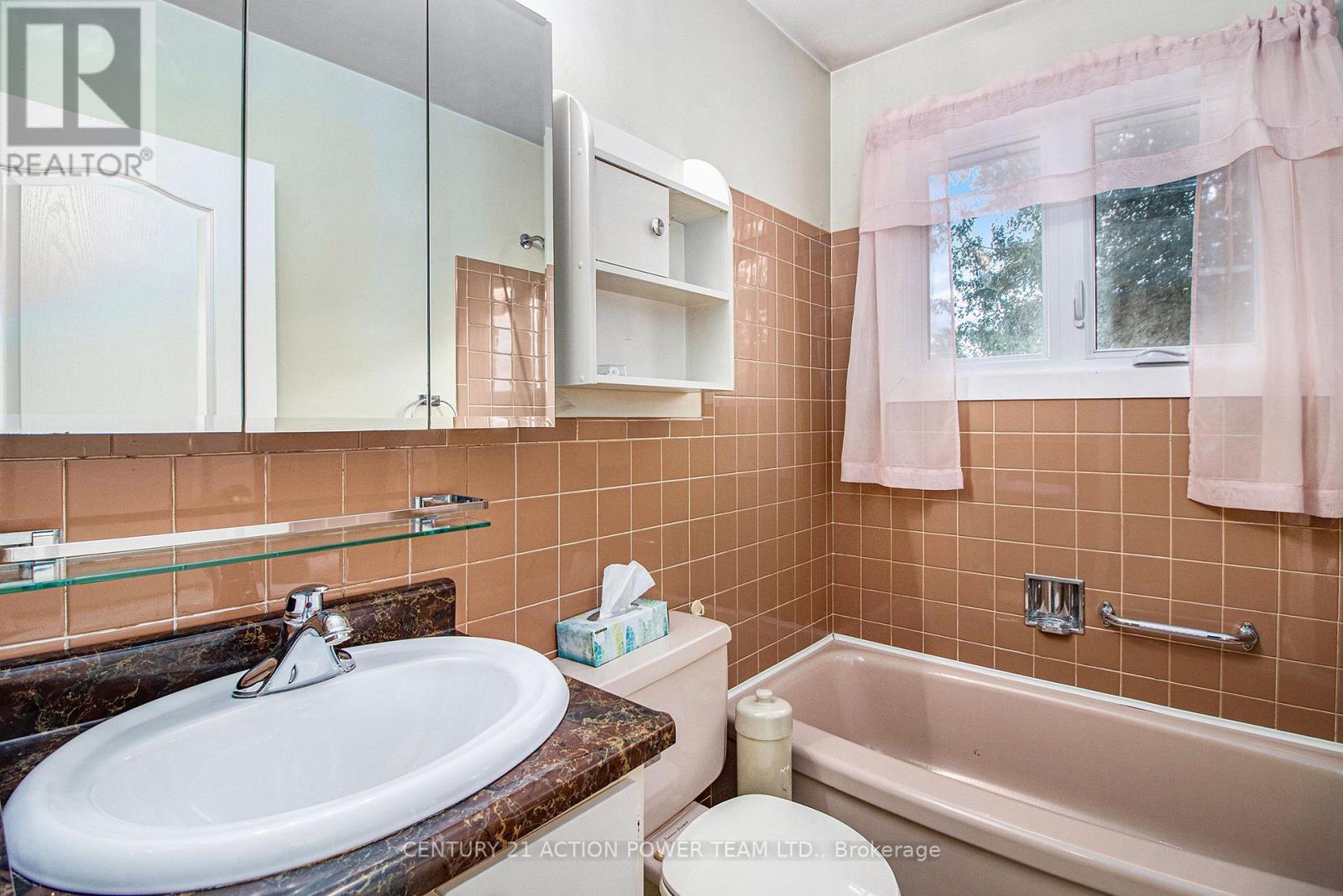 2 Champagne Street, North Stormont, Ontario  K0A 1R0 - Photo 17 - X12393331