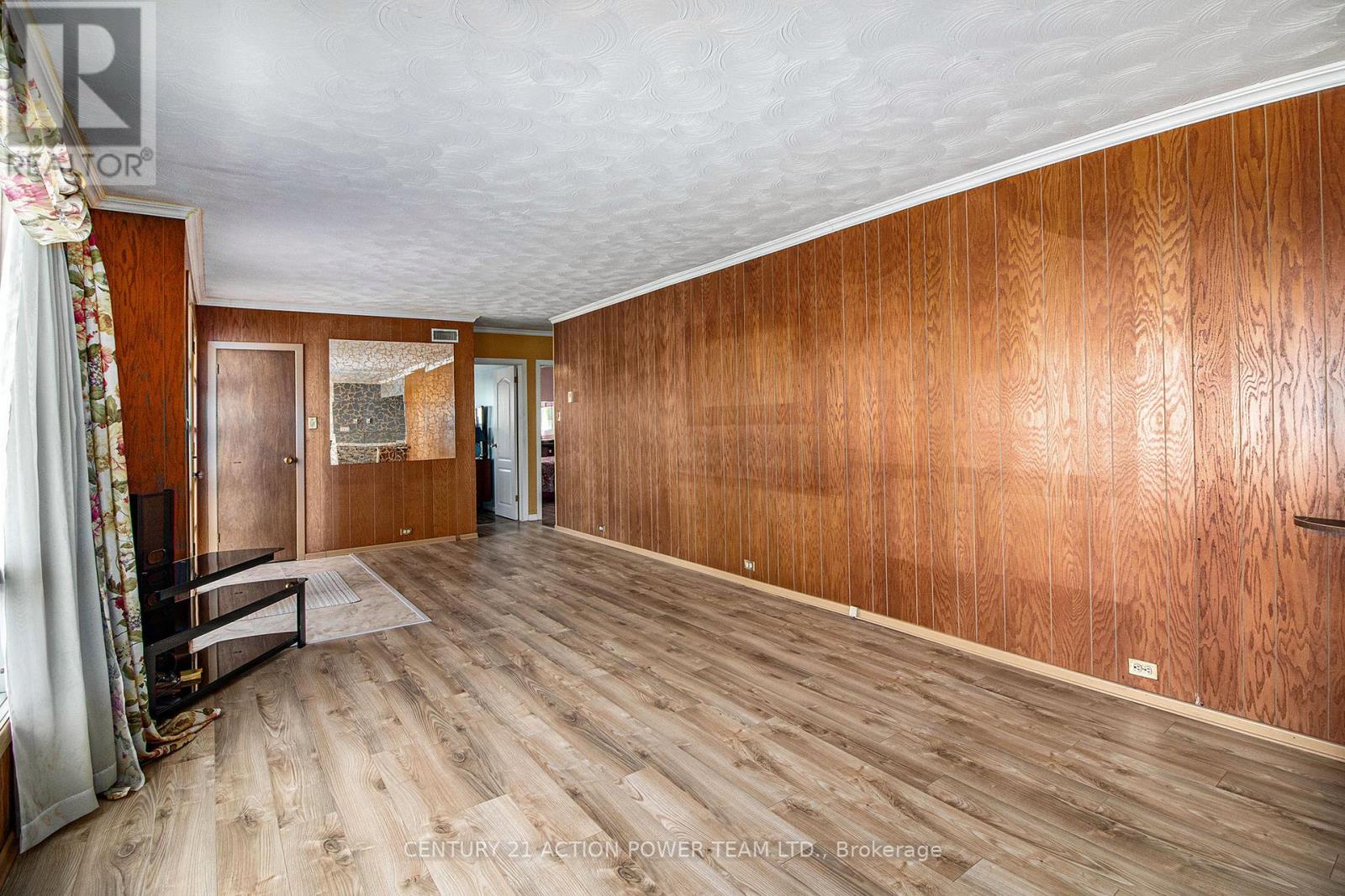 2 Champagne Street, North Stormont, Ontario  K0A 1R0 - Photo 4 - X12393331