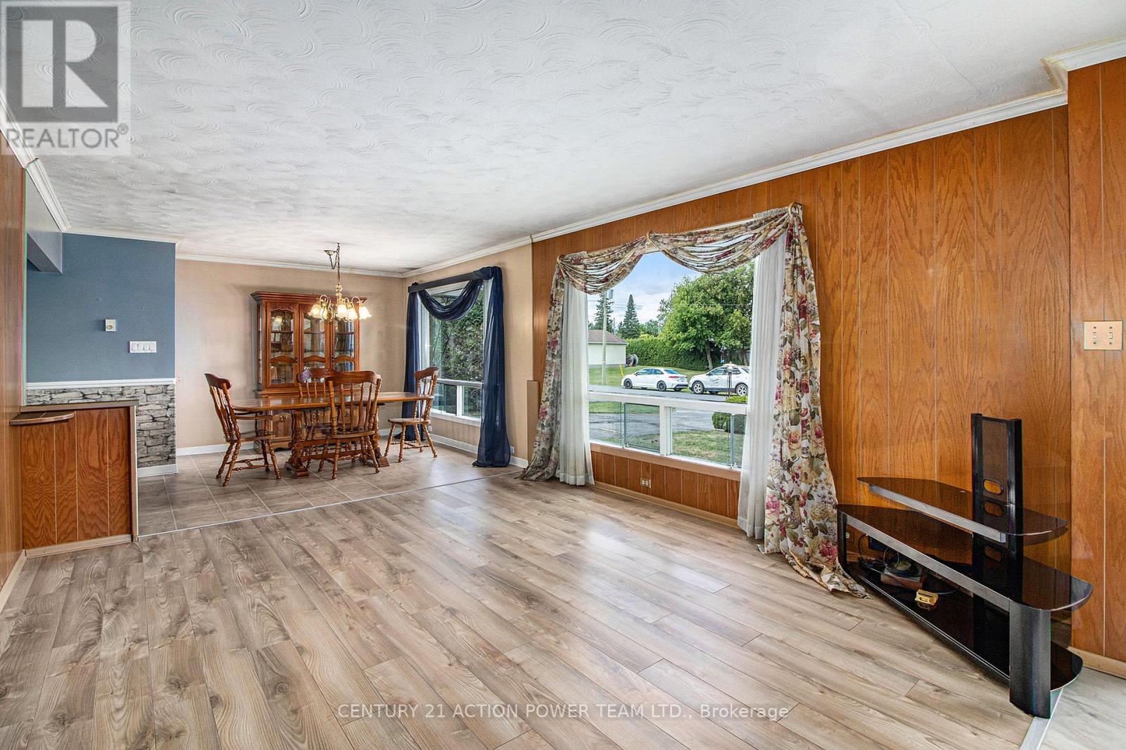 2 Champagne Street, North Stormont, Ontario  K0A 1R0 - Photo 6 - X12393331