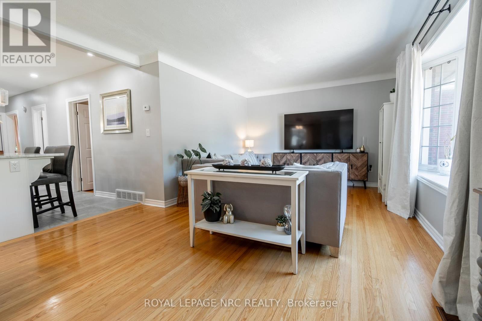 27 Blain Place, St. Catharines, Ontario  L2P 2R4 - Photo 7 - X12393356
