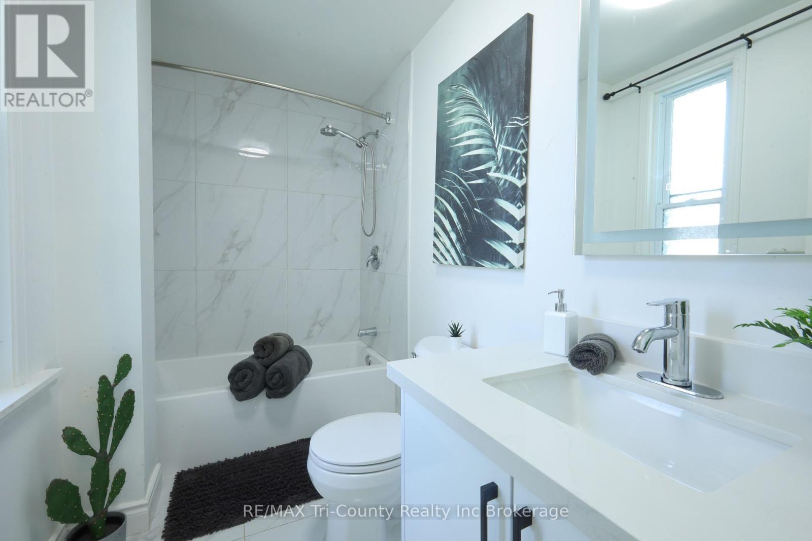 8 Erie Street, St. Thomas, Ontario  N5R 2M5 - Photo 12 - X12393328