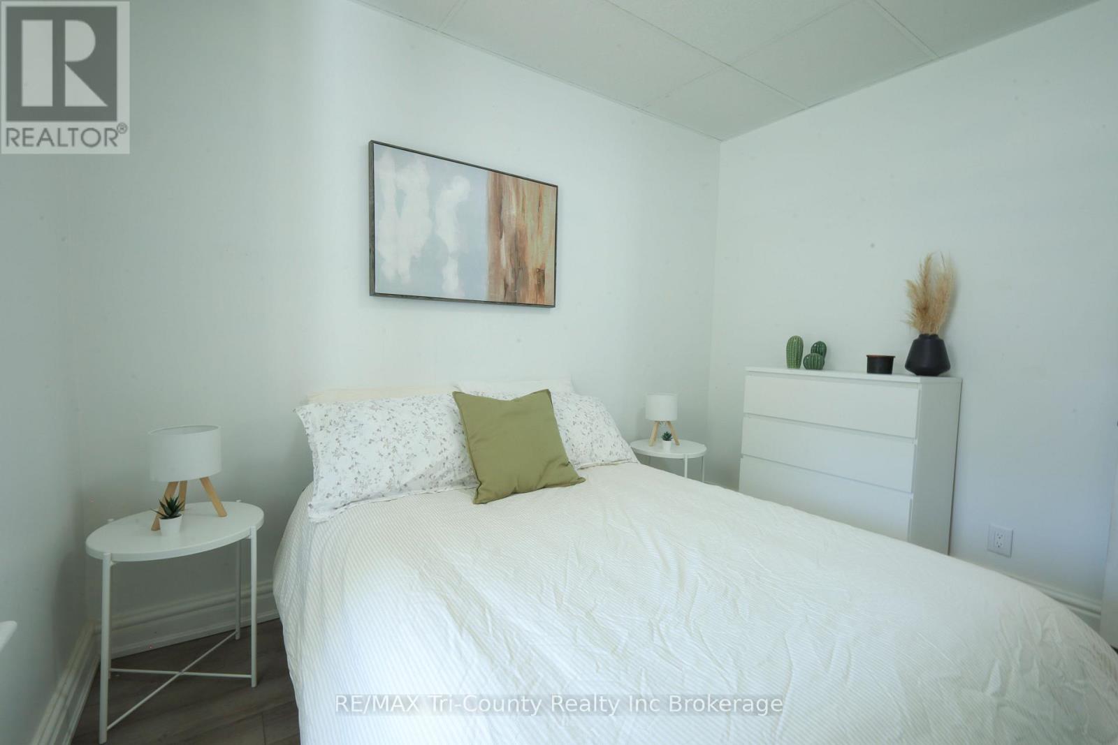 8 Erie Street, St. Thomas, Ontario  N5R 2M5 - Photo 15 - X12393328