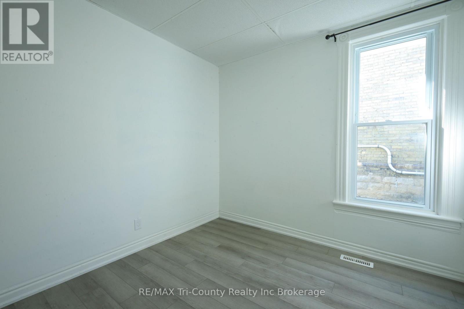 8 Erie Street, St. Thomas, Ontario  N5R 2M5 - Photo 16 - X12393328