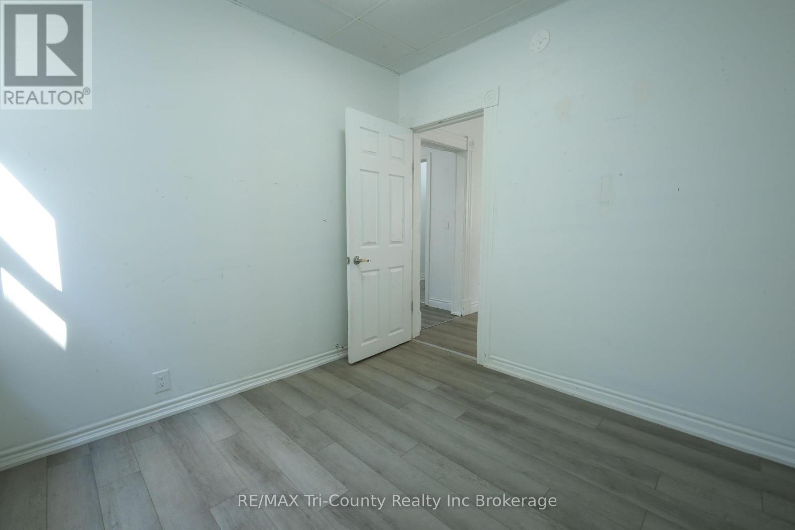 8 Erie Street, St. Thomas, Ontario  N5R 2M5 - Photo 17 - X12393328