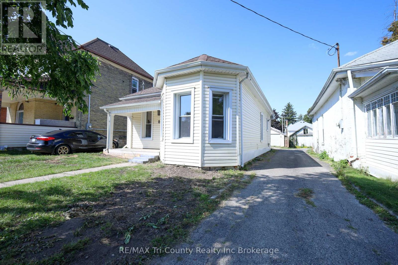 8 Erie Street, St. Thomas, Ontario  N5R 2M5 - Photo 2 - X12393328