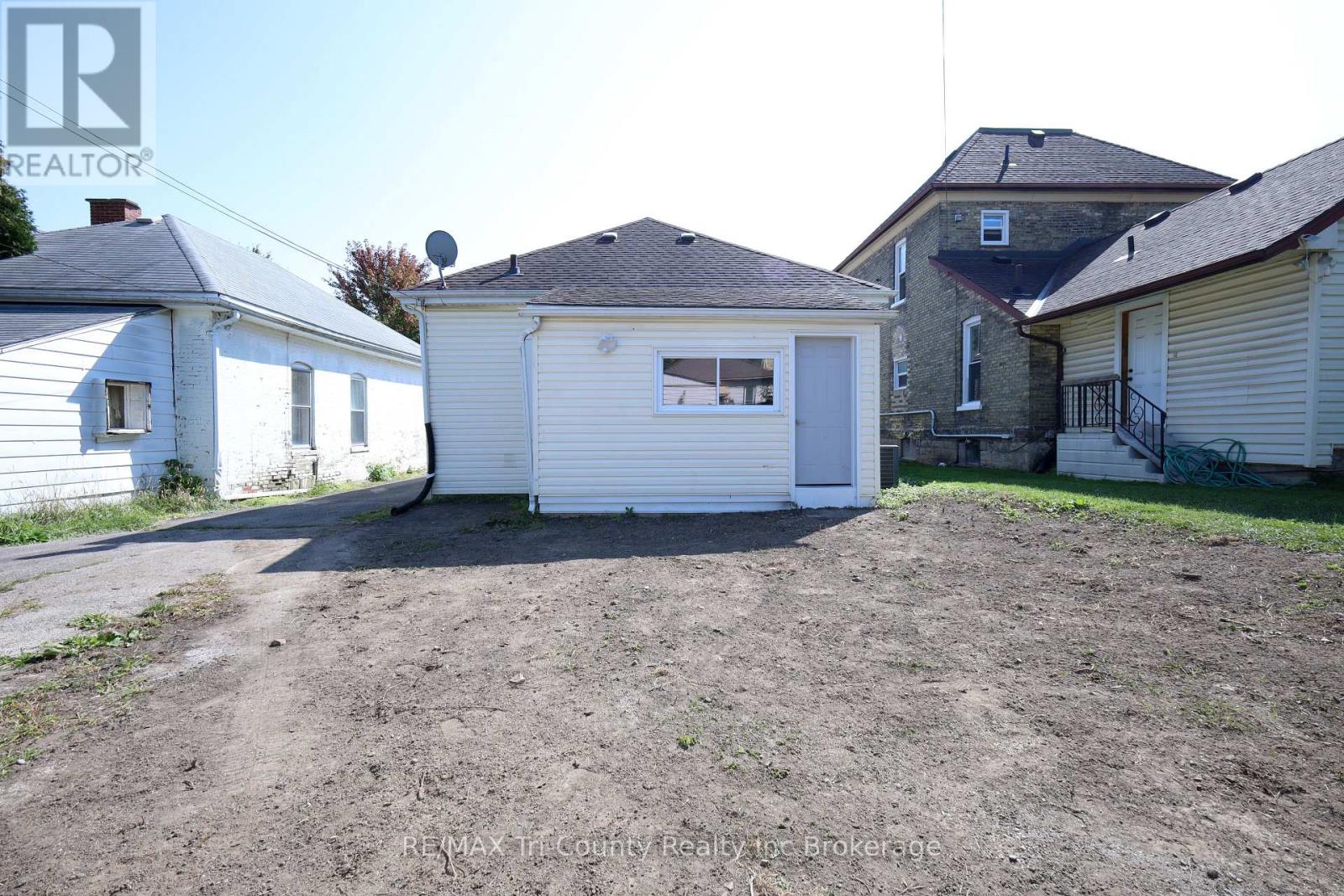 8 Erie Street, St. Thomas, Ontario  N5R 2M5 - Photo 27 - X12393328