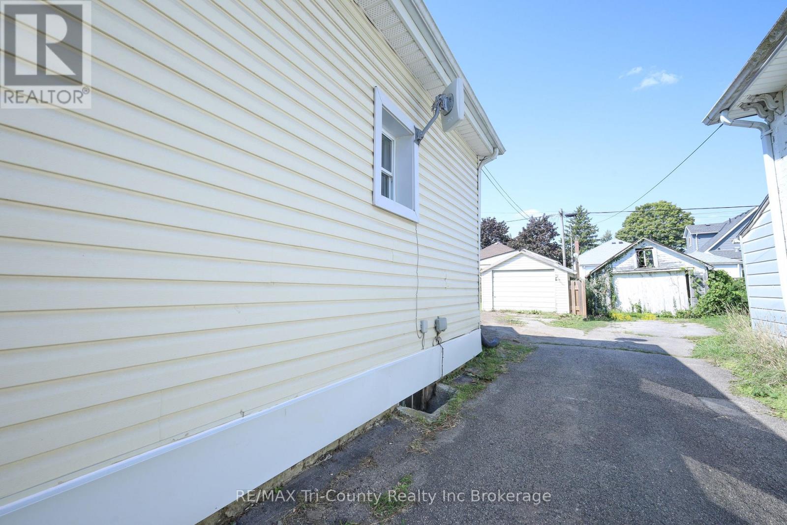 8 Erie Street, St. Thomas, Ontario  N5R 2M5 - Photo 29 - X12393328