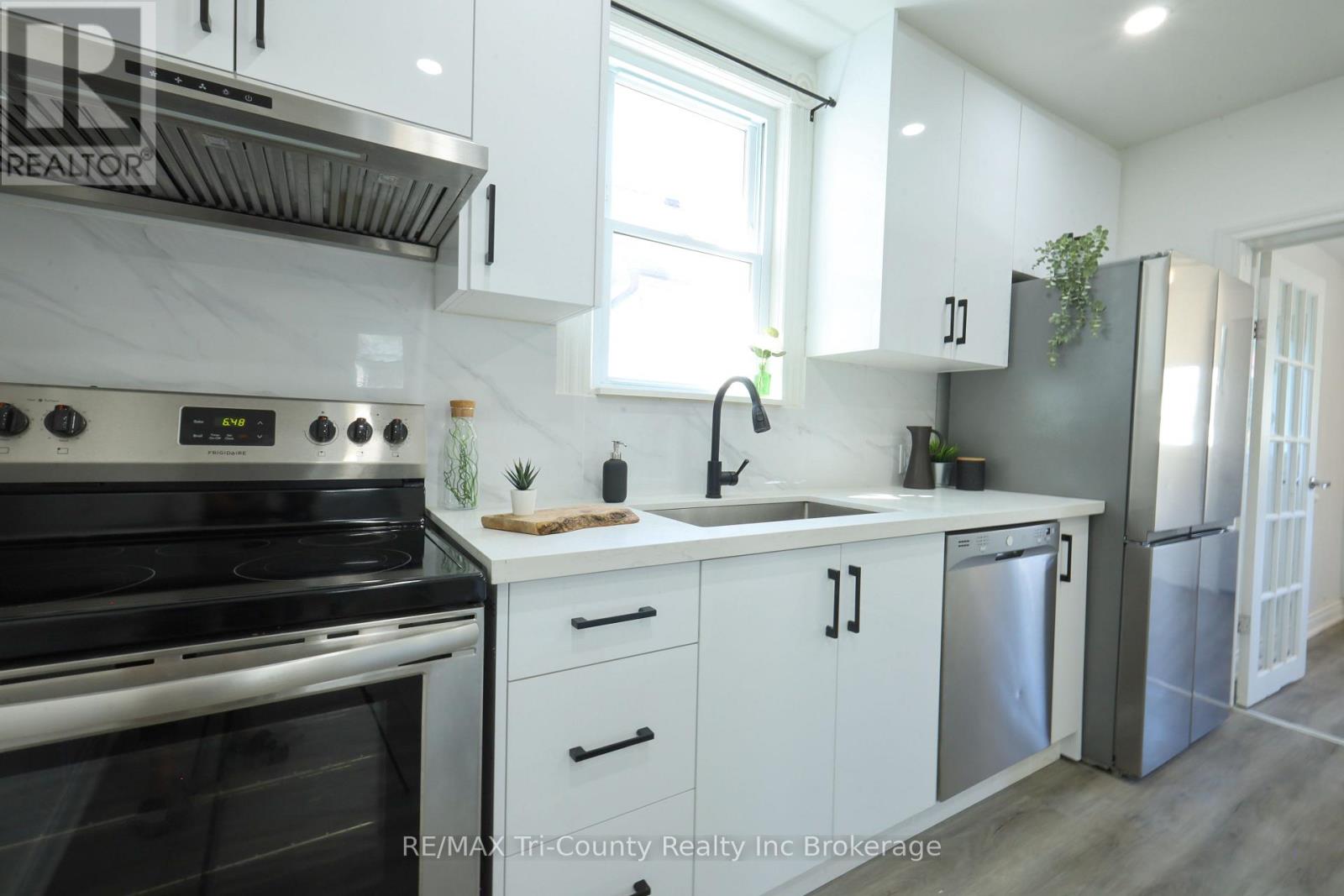 8 Erie Street, St. Thomas, Ontario  N5R 2M5 - Photo 4 - X12393328