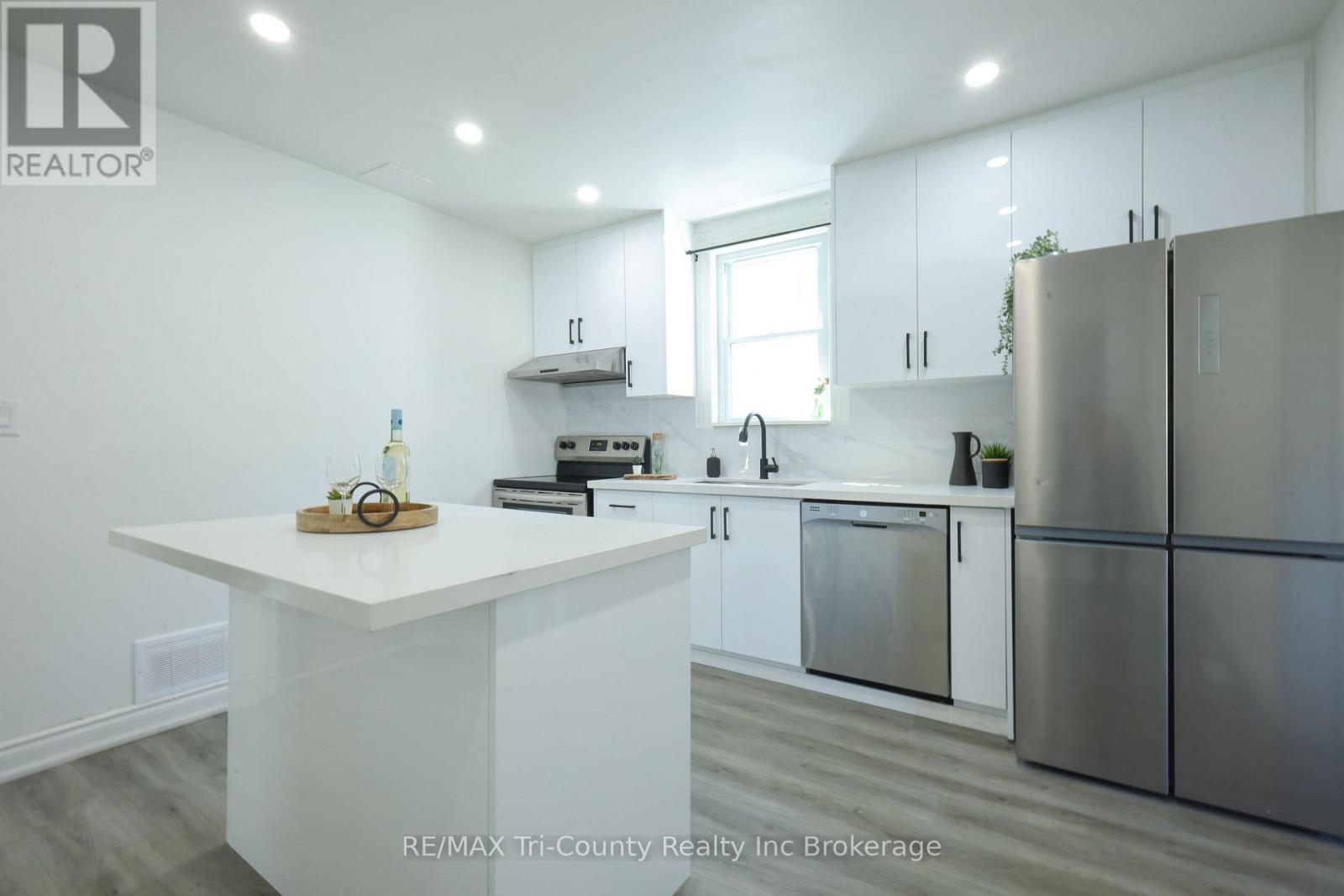 8 Erie Street, St. Thomas, Ontario  N5R 2M5 - Photo 5 - X12393328