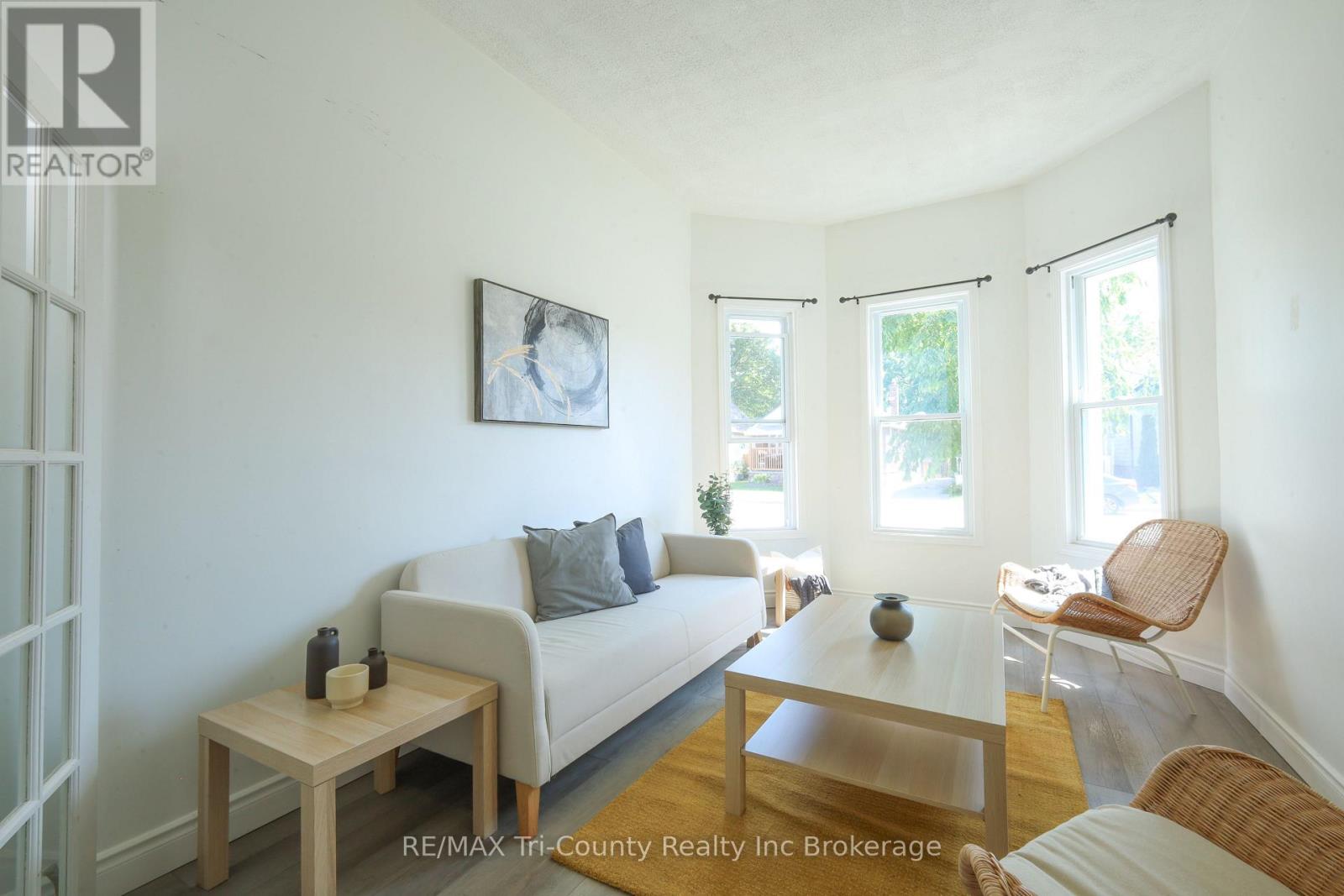 8 Erie Street, St. Thomas, Ontario  N5R 2M5 - Photo 6 - X12393328