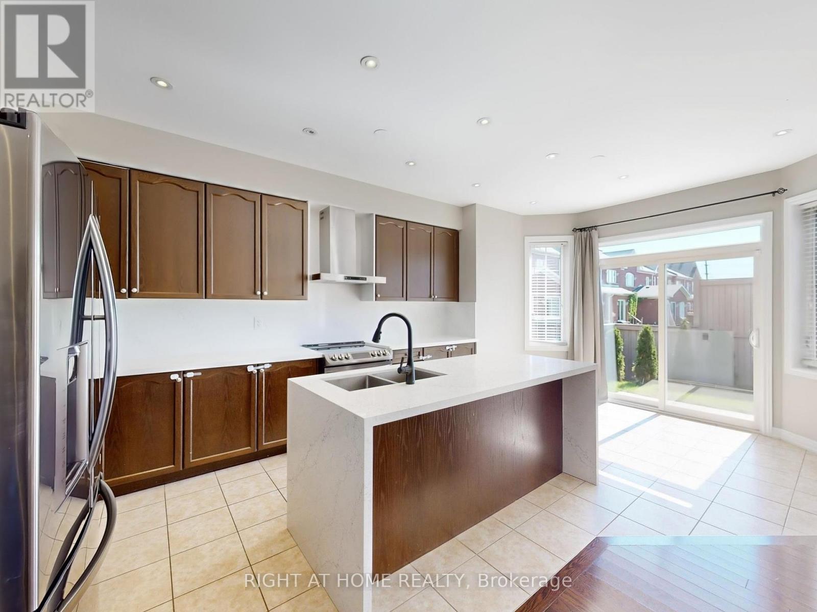 537 Vaughan Court, Milton, Ontario  L9T 8A7 - Photo 12 - W12393361