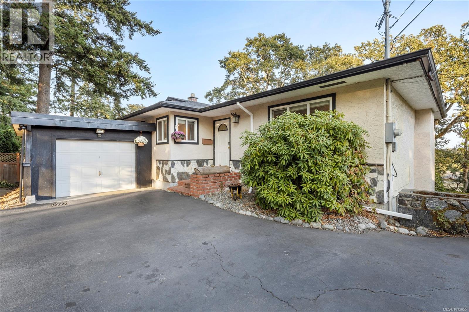 4037 Zinnia Rd, Saanich, British Columbia  V8Z 4W2 - Photo 2 - 1013055