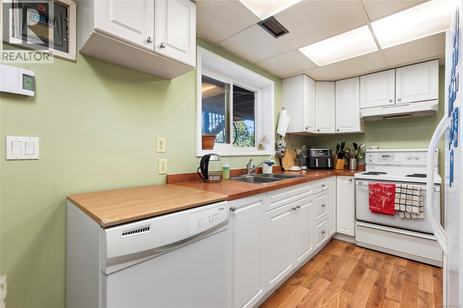 4037 Zinnia Rd, Saanich, British Columbia  V8Z 4W2 - Photo 25 - 1013055