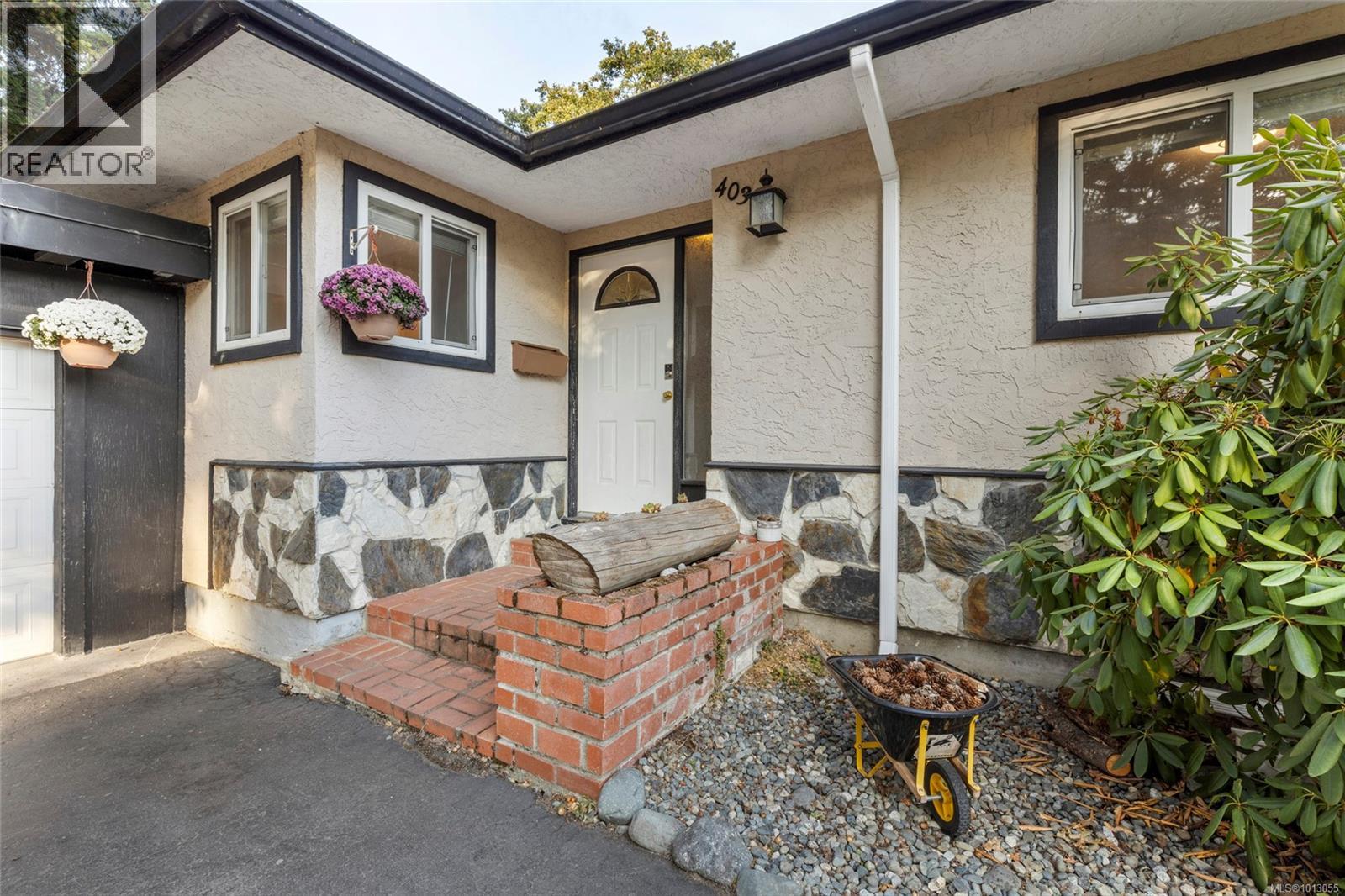 4037 Zinnia Rd, Saanich, British Columbia  V8Z 4W2 - Photo 3 - 1013055