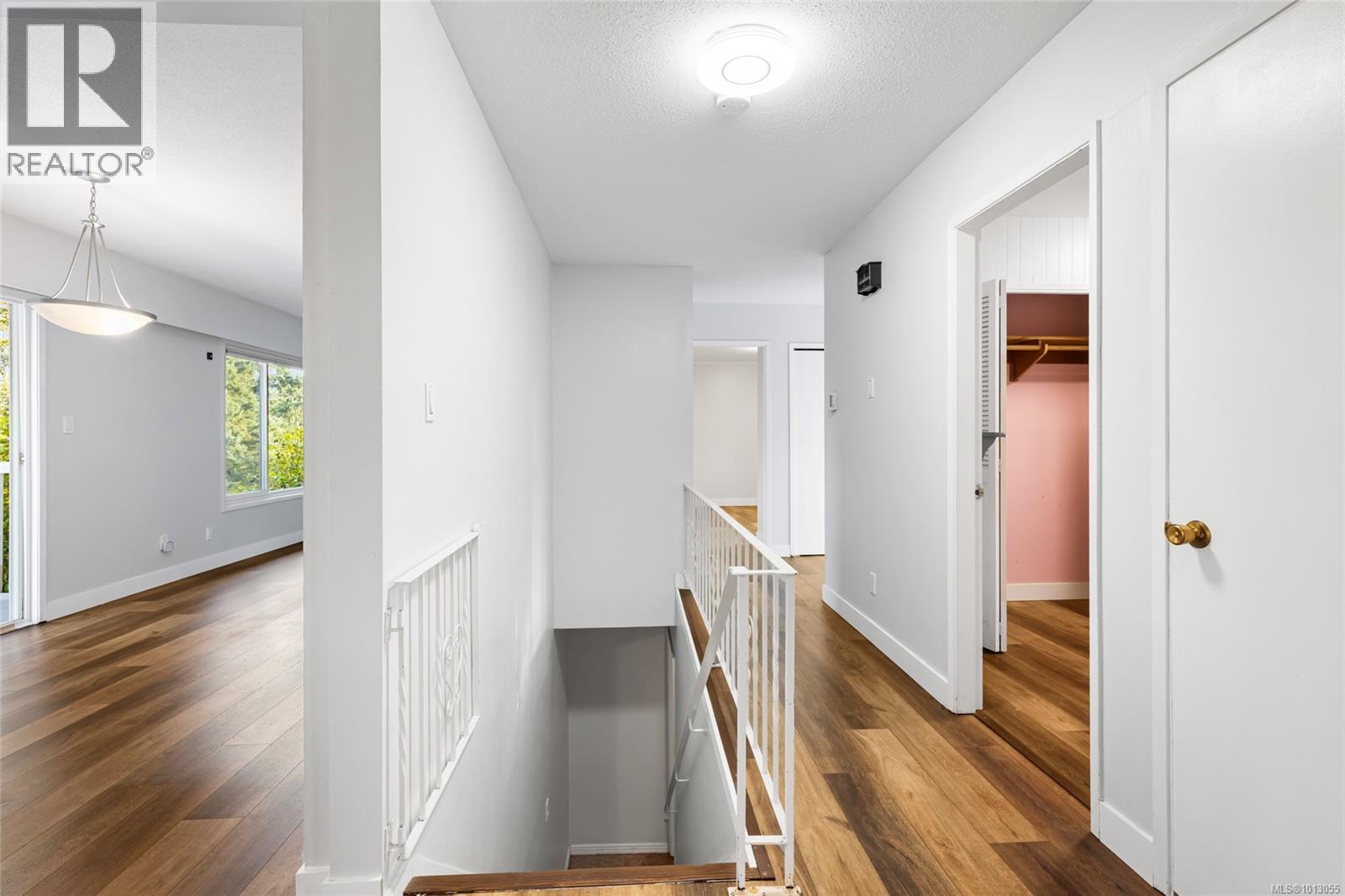 4037 Zinnia Rd, Saanich, British Columbia  V8Z 4W2 - Photo 5 - 1013055