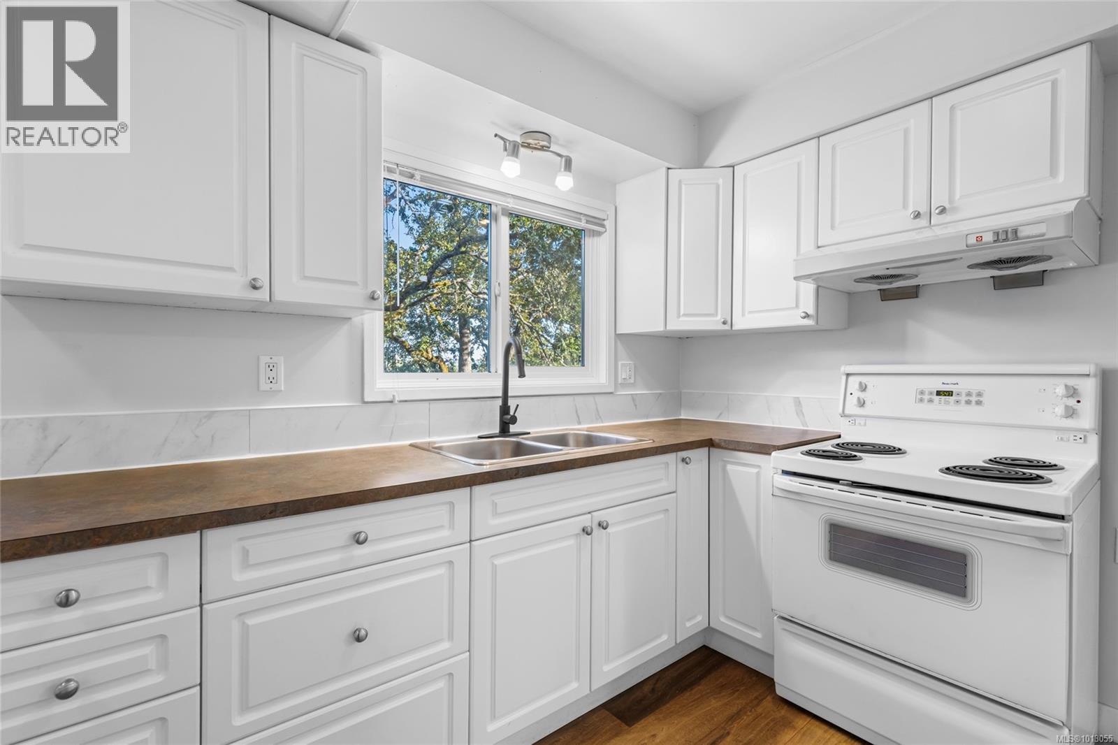 4037 Zinnia Rd, Saanich, British Columbia  V8Z 4W2 - Photo 7 - 1013055