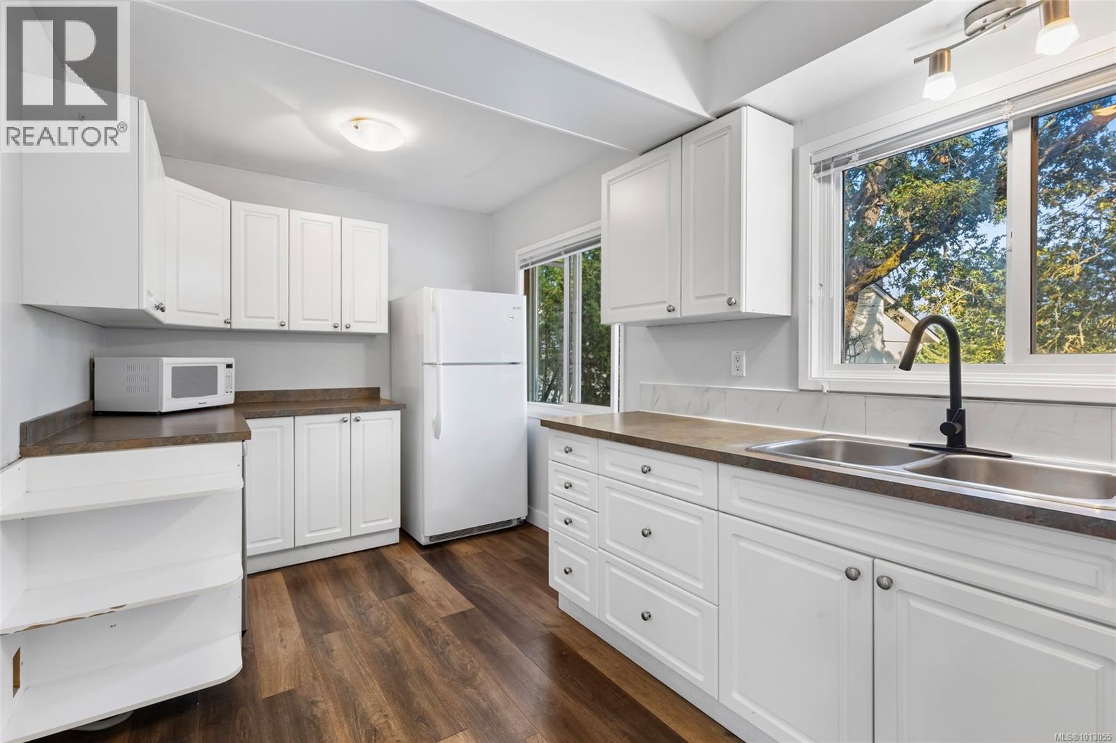 4037 Zinnia Rd, Saanich, British Columbia  V8Z 4W2 - Photo 8 - 1013055