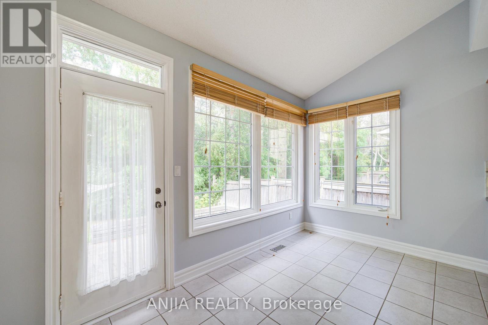 10 Thistledown Crescent, Whitby, Ontario  L1R 3P2 - Photo 8 - E12393387