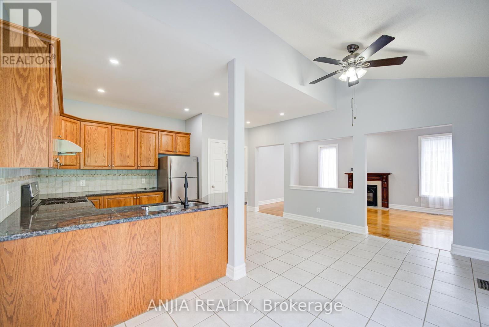 10 Thistledown Crescent, Whitby, Ontario  L1R 3P2 - Photo 9 - E12393387