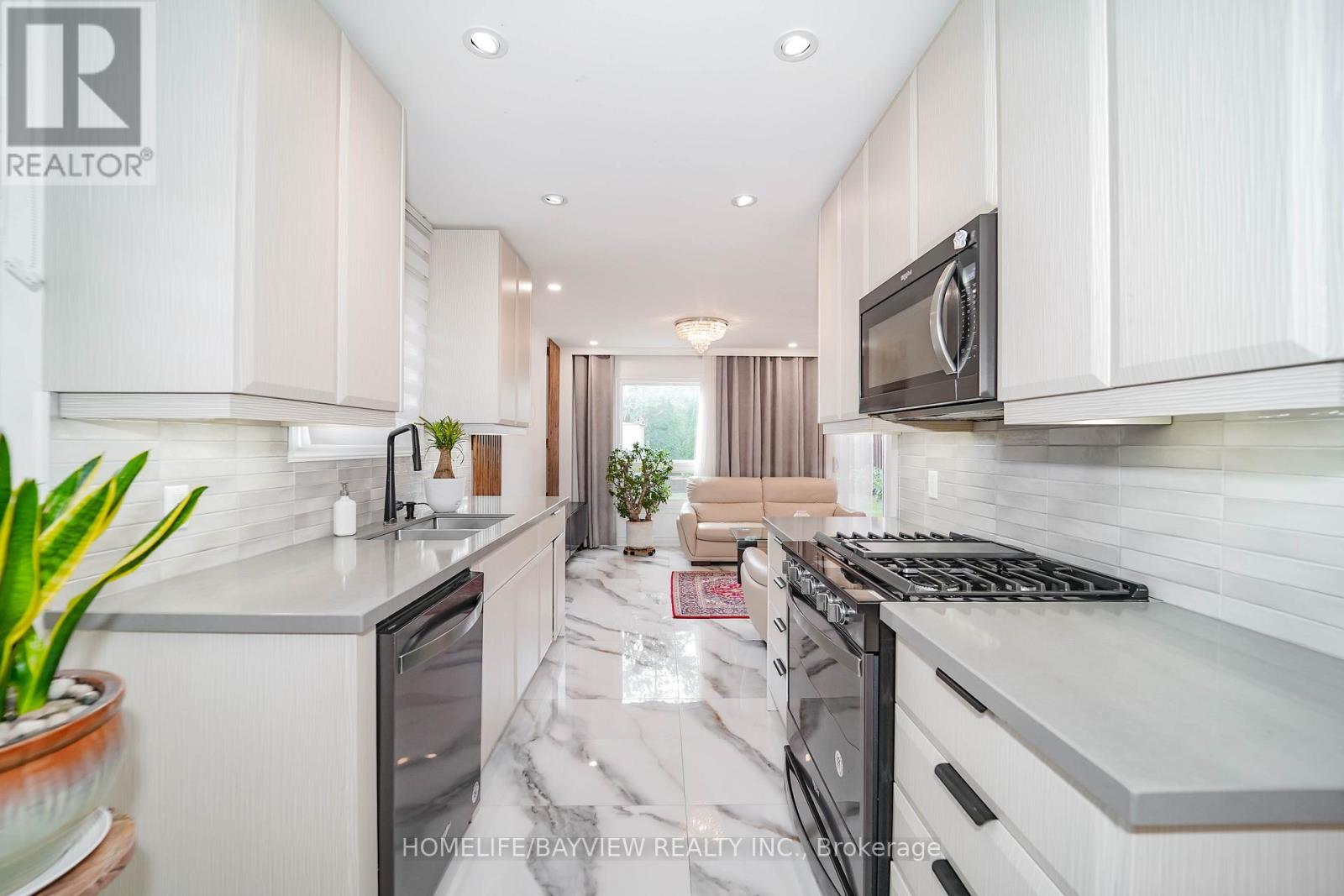 63 Seaton Drive, Aurora, Ontario  L4G 3W9 - Photo 13 - N12393376