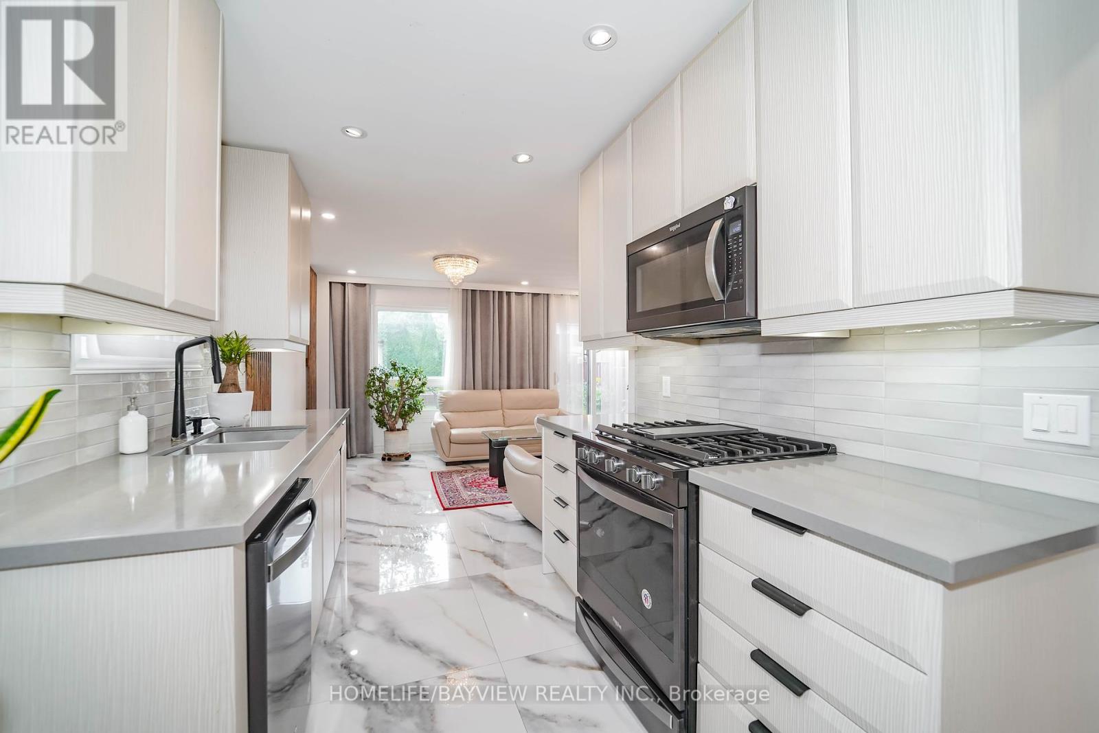 63 Seaton Drive, Aurora, Ontario  L4G 3W9 - Photo 14 - N12393376