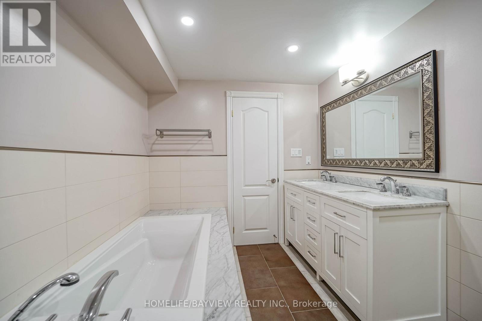 63 Seaton Drive, Aurora, Ontario  L4G 3W9 - Photo 34 - N12393376