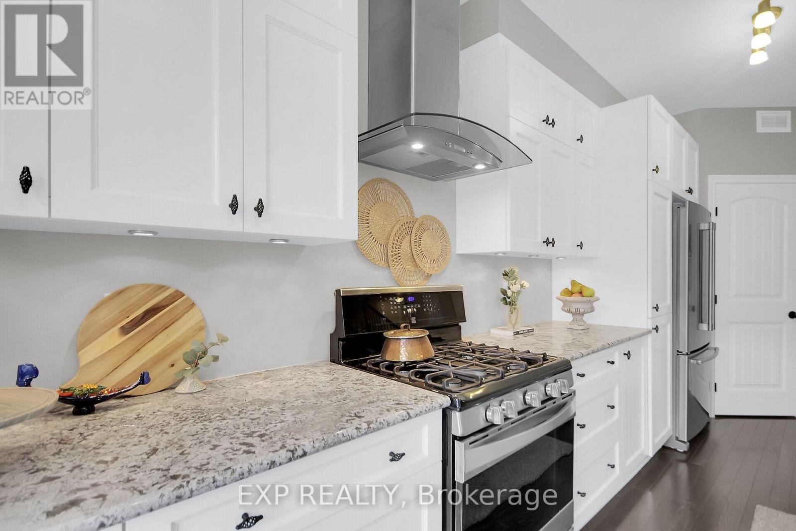132 Gracewood Crescent, Ottawa, Ontario  K1T 0J5 - Photo 13 - X12393429