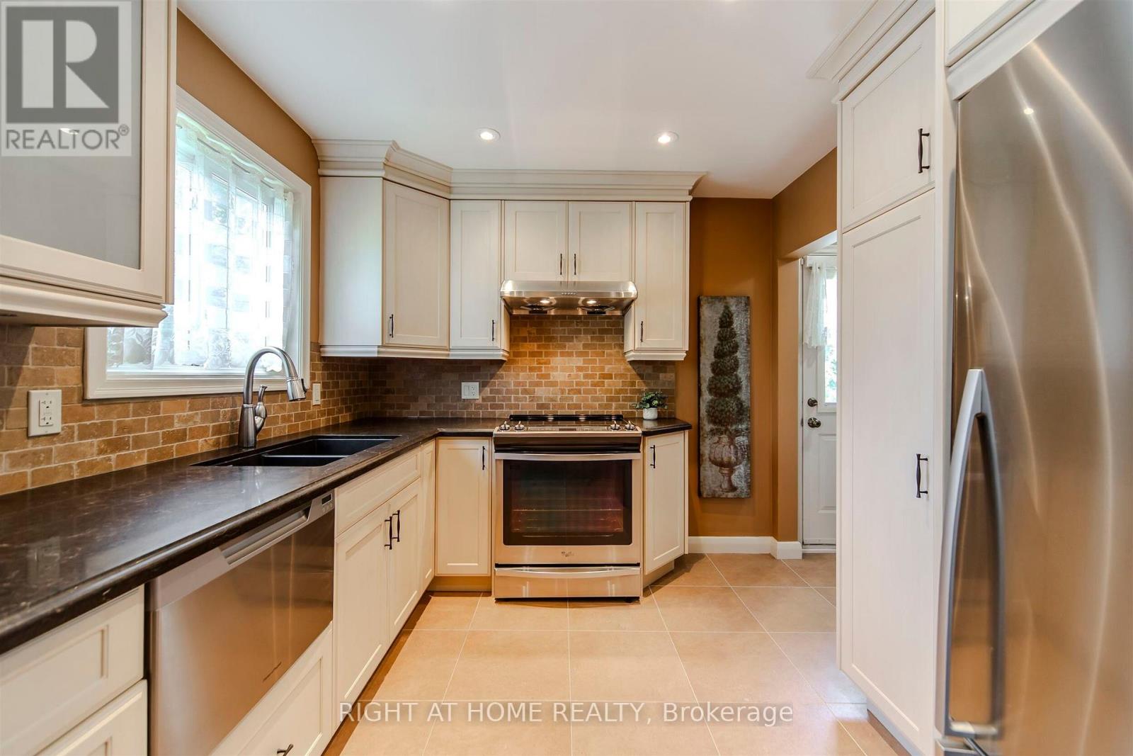 596 Wychwood Street, Oshawa, Ontario  L1G 2T3 - Photo 16 - E12393440